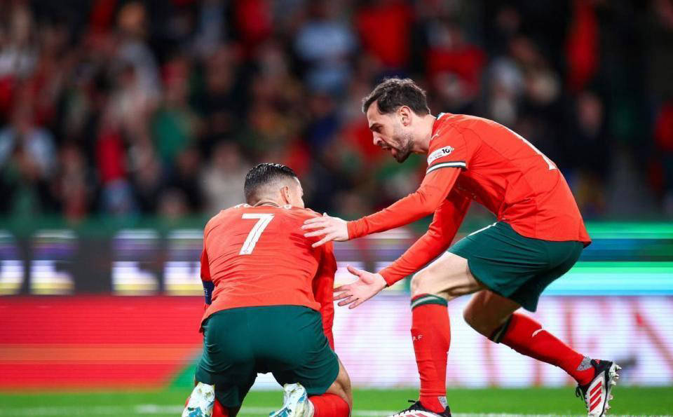 关于荷兰双星破门，轻松晋级欧国联八强的信息