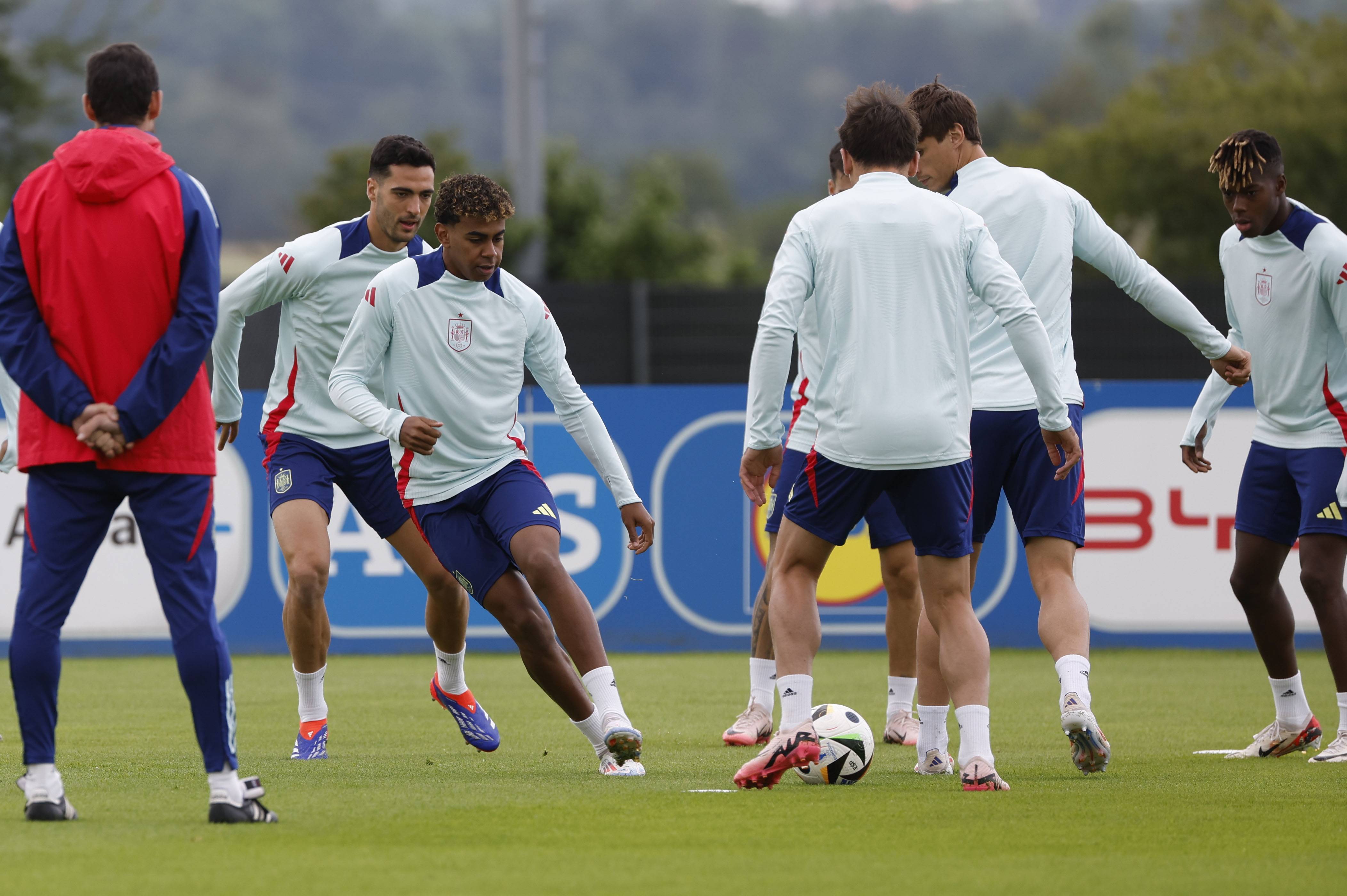 西班牙队在友谊赛踢出好表现