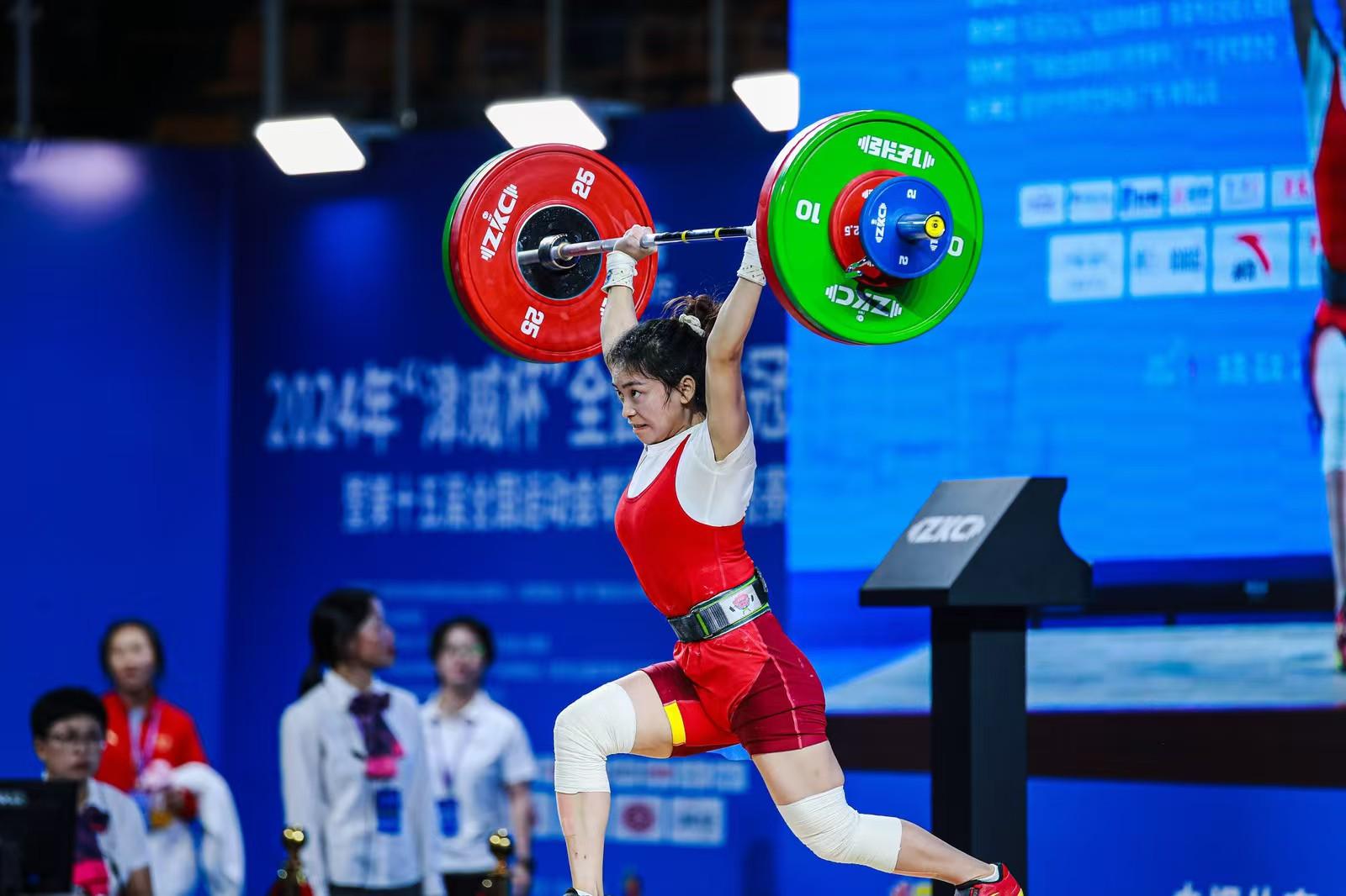 举重比赛破纪录夺冠，创造历史