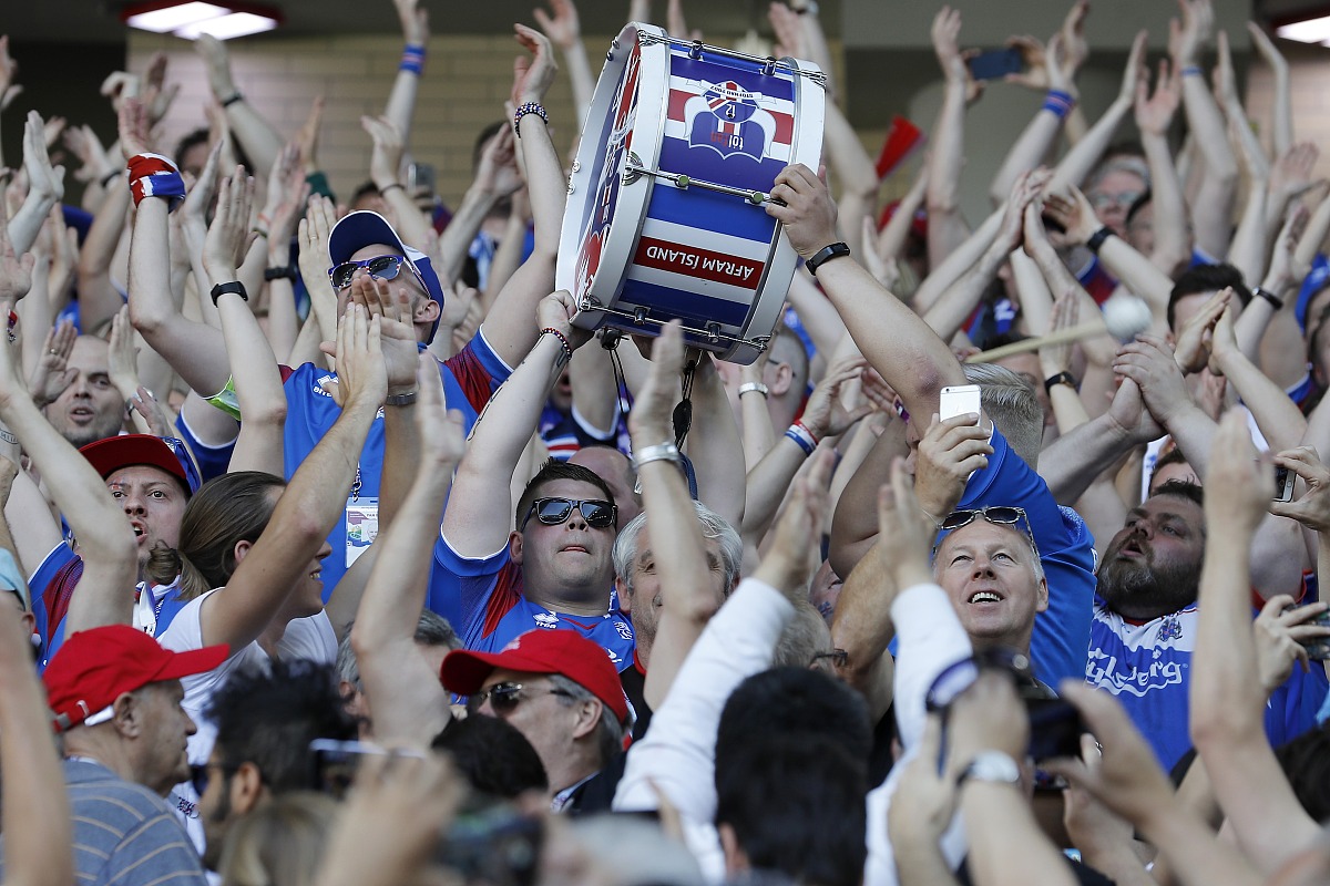 包含专业足球赛事吸引大批观众瞩目的词条